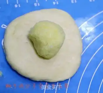 Make Heart-shaped coconut bread step 7