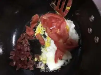 Make Tomato eggs and rice step 1