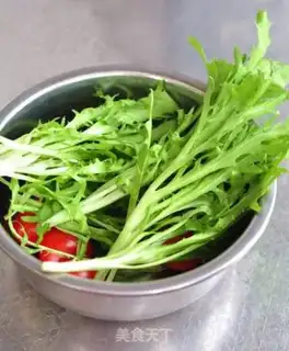 Make A salad with chrysanthemum fruit step 0