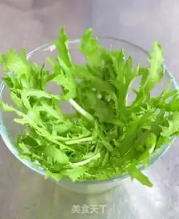 Make A salad with chrysanthemum fruit step 1