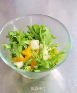 Make A salad with chrysanthemum fruit step 2