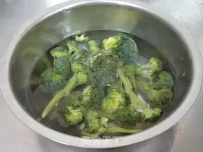 Make The broccoli mixed with peanut rice step 0