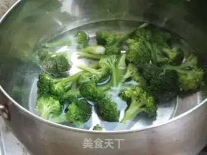 Make The broccoli mixed with peanut rice step 3