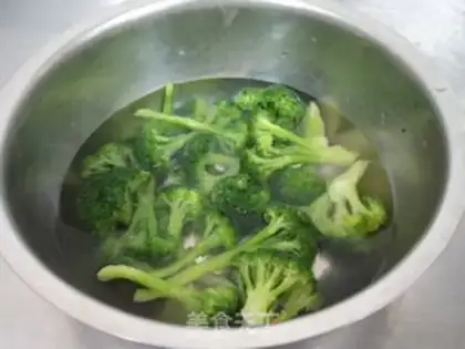 Make The broccoli mixed with peanut rice step 4