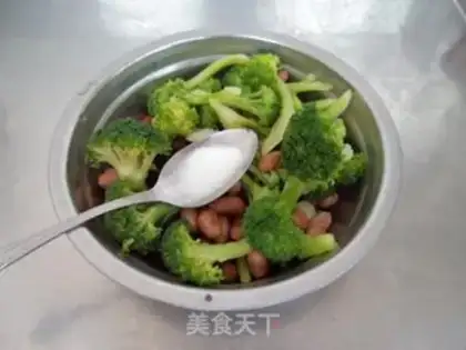Make The broccoli mixed with peanut rice step 5
