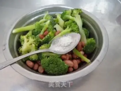 Make The broccoli mixed with peanut rice step 6