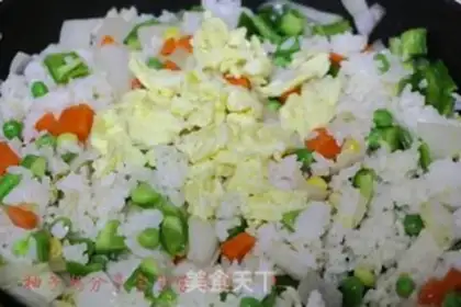 Make Pineapple rice in the sour fields step 8