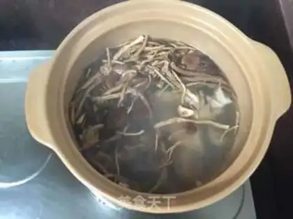 Make Pork tongue tea and mushroom soup step 1