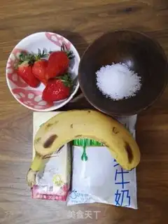 Make Banana strawberry milkshake step 0