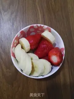 Make Banana strawberry milkshake step 1