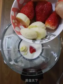 Make Banana strawberry milkshake step 3