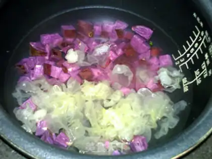 Make Purple potato silver ear soup step 3
