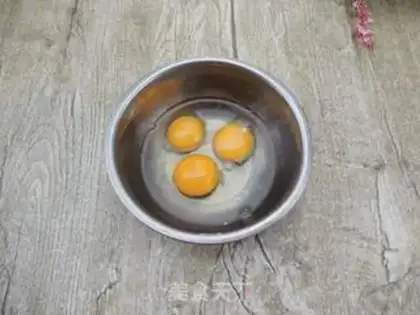 Make Scrambled eggs step 1