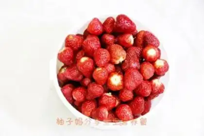 Make Homemade strawberry sauce step 1