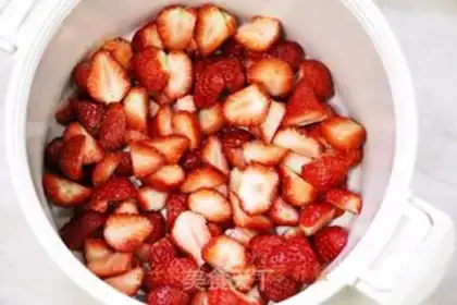 Make Homemade strawberry sauce step 5