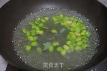Make Garlic fried beans step 1