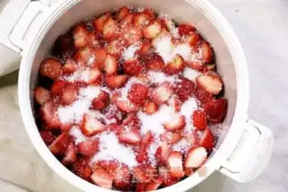 Make Homemade strawberry sauce step 8