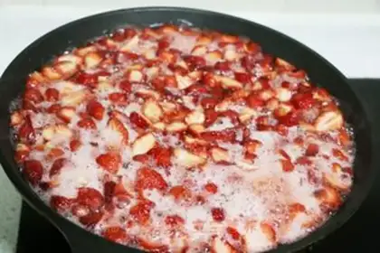 Make Homemade strawberry sauce step 11