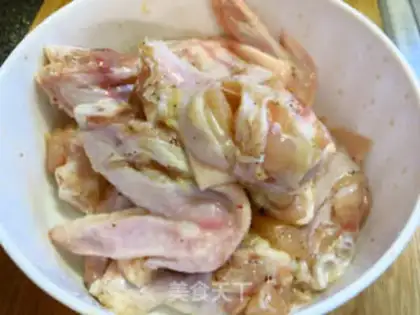 Make Onion burning chicken wings step 0