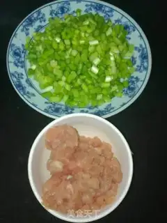 Make The meat and garlic step 0