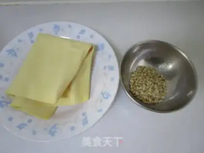 Make Maran head pine leaf rolls step 1