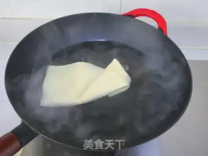 Make Maran head pine leaf rolls step 2