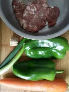 Make Green pepper carrots and pork step 0