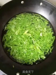 Make Green pepper carrots and pork step 2