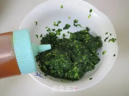Make Maran head pine leaf rolls step 6