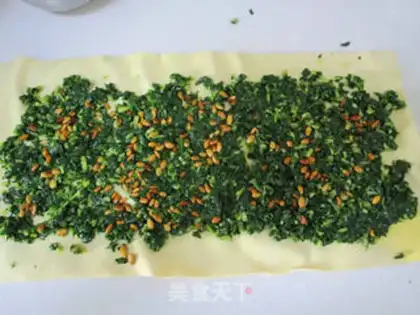 Make Maran head pine leaf rolls step 7