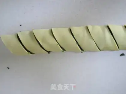 Make Maran head pine leaf rolls step 8