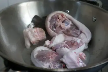 Make Soy sauce and pig hoof step 3