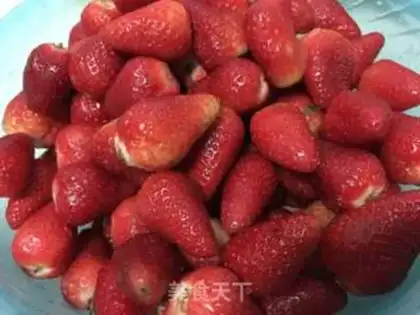 Make Big granule strawberry sauce step 0