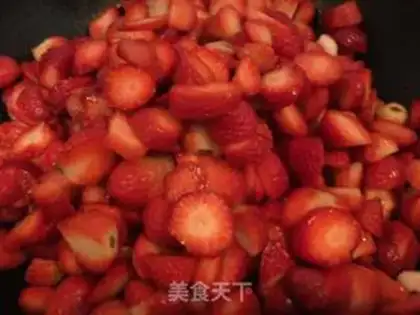 Make Big granule strawberry sauce step 1