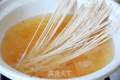 Make Flower clam soup noodles step 2
