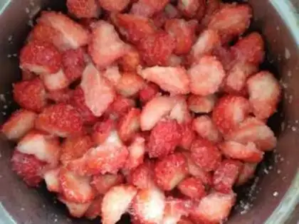 Make Sweet sour strawberry sauce step 1