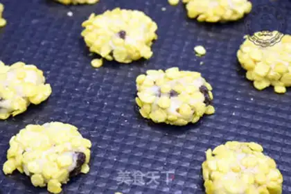 Make raisin corn crackers step 7
