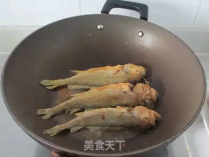 Make The yellow fish step 4