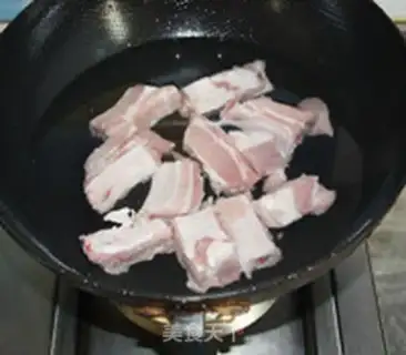Make Iron-pot chops, bean horn noodles step 1