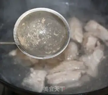 Make Iron-pot chops, bean horn noodles step 2