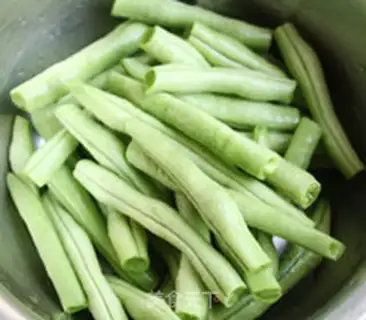 Make Iron-pot chops, bean horn noodles step 3