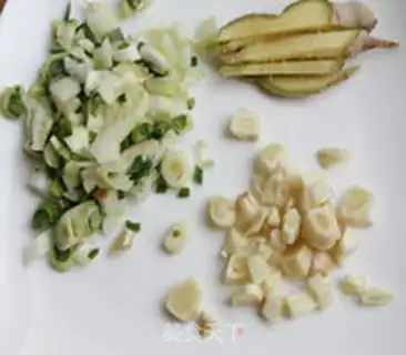 Make Iron-pot chops, bean horn noodles step 5