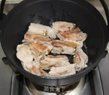 Make Iron-pot chops, bean horn noodles step 6