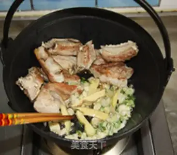Make Iron-pot chops, bean horn noodles step 7