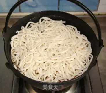 Make Iron-pot chops, bean horn noodles step 10