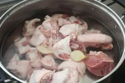 Make Pumpkin cucumber, pig hoof soup step 2