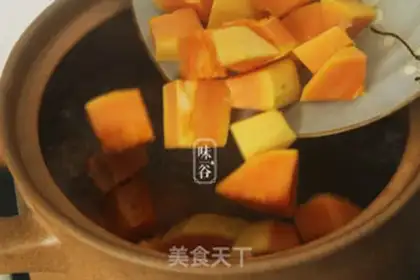Make Pumpkin cucumber, pig hoof soup step 6