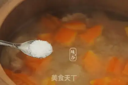 Make Pumpkin cucumber, pig hoof soup step 7