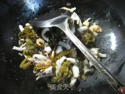 Make The sour is starting to fry the squid step 6