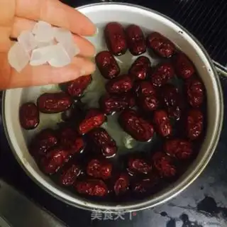 Make A silver spoon with red dates step 0